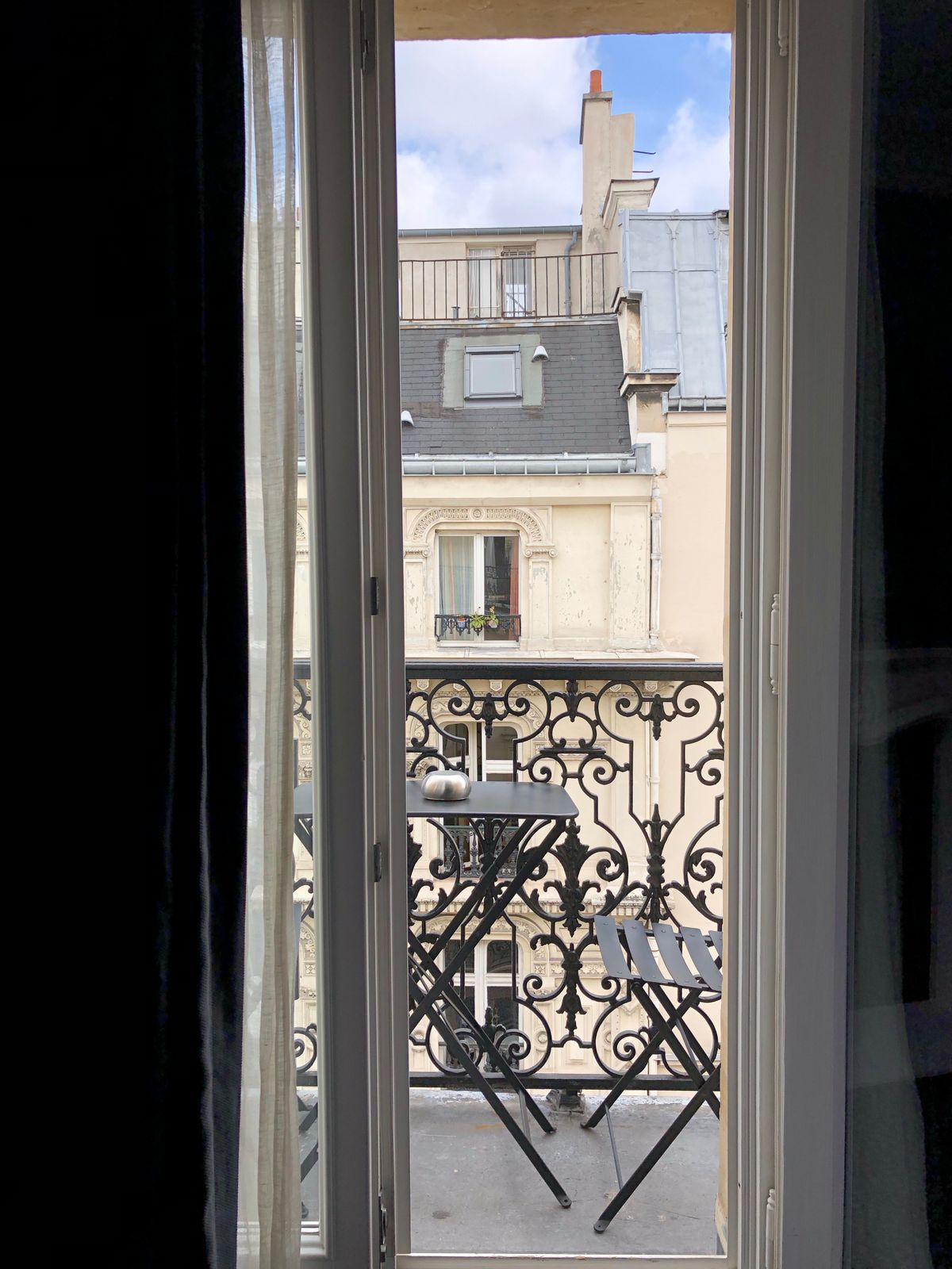 Paris — balcon parisien avec vue sur les toits